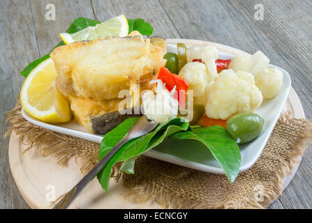 Morceau de cabillaud frits sur salade de chou Banque D'Images