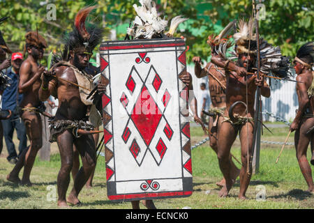 En Mélanésie, la Papouasie-Nouvelle-Guinée. Village de Vanimo. Accueil traditionnel sing-sing avec des villageois en tenue d'origine. Les danseurs. Banque D'Images