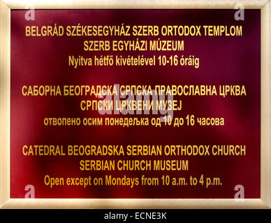 Courbe du Danube, Szentendre, Hongrie.Cathédrale - Église orthodoxe serbe de Belgrade - Serbain - Musée de l'Église inscription en hongrois, Serbi Banque D'Images