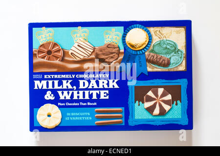 Paquet de Marks & Spencer très chocolaté et lait noir & blanc biscuits isolé sur fond blanc Banque D'Images