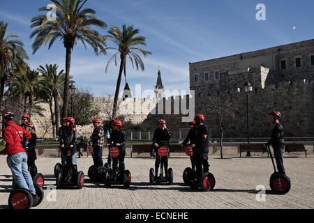 Un tour de Segway en dehors des murs de la vieille ville de Jérusalem. Banque D'Images