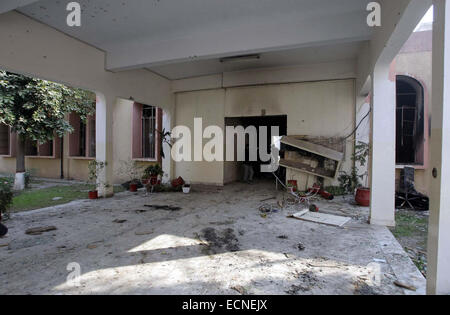 Vue de la destruction des locaux de l'école publique de l'armée qui a été attaqué par les militants talibans sur la route de Warsak, à Peshawar le Mercredi, Décembre 17, 2014. Le Pakistan a commencé trois jours de deuil national, le 17 décembre pour les 132 enfants et neuf membres du personnel de l'école tués dans l'attaque la plus meurtrière jamais par les Taliban le mardi à l'école publique de l'armée situé sur la route de Warsak, à Peshawar. Les talibans pakistanais ont revendiqué l'attaque. Banque D'Images