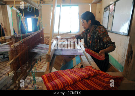 Une femme indigène maya tisse sur tisser dans Churacruz, Solola, Guatemala. Banque D'Images