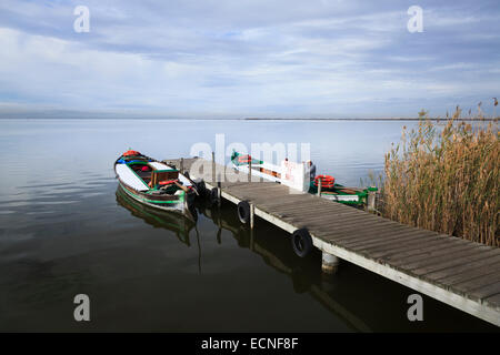 Vue pittoresque de la jetée en bois sur le lac Albufera avec des bateaux en attente de clients Banque D'Images