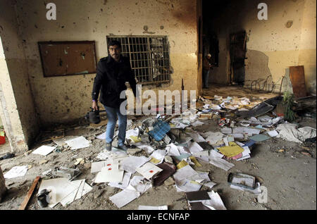 Vue de la destruction des locaux de l'école publique de l'armée qui a été attaqué par les militants talibans sur la route de Warsak, à Peshawar le Mercredi, Décembre 17, 2014. Le Pakistan a commencé trois jours de deuil national, le 17 décembre pour les 132 enfants et neuf membres du personnel de l'école tués dans l'attaque la plus meurtrière jamais par les Taliban le mardi à l'école publique de l'armée situé sur la route de Warsak, à Peshawar. Les talibans pakistanais ont revendiqué l'attaque. Banque D'Images