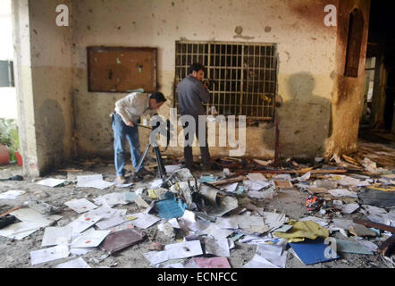 Vue de la destruction des locaux de l'école publique de l'armée qui a été attaqué par les militants talibans sur la route de Warsak, à Peshawar le Mercredi, Décembre 17, 2014. Le Pakistan a commencé trois jours de deuil national, le 17 décembre pour les 132 enfants et neuf membres du personnel de l'école tués dans l'attaque la plus meurtrière jamais par les Taliban le mardi à l'école publique de l'armée situé sur la route de Warsak, à Peshawar. Les talibans pakistanais ont revendiqué l'attaque. Banque D'Images