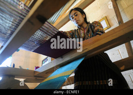 Une femme indigène maya tisse sur tisser dans Churacruz, Solola, Guatemala. Banque D'Images