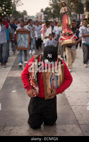 Un pèlerin marche sur ses genoux la réalisation d'images de la Vierge de Guadalupe à l'occasion du pèlerinage à la basilique de Guadalupe Banque D'Images