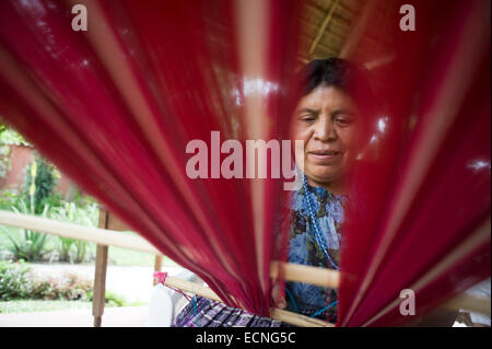 Une femme indigène maya tisse à l'aide à tisser dans Panajachel, Solola, Guatemala. Banque D'Images