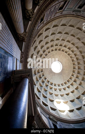 Faisceau de lumière à travers l'oculus de la moyenne géométrique de plafond en béton du Panthéon de Rome, Italie Banque D'Images