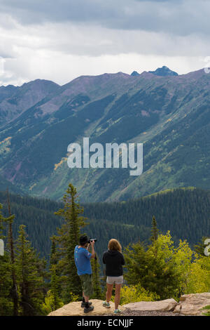 Le couple haut de Aspen Mountain en été à Aspen dans les Montagnes Rocheuses du Colorado Banque D'Images