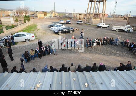 Suruc, Turquie. 25Th Dec, 2014. La famille de M. Hermi sont plus venir de chagrin par sa mort. La famille et la communauté kurde pleurer la mort de Hermi Ali une chasse de GPJ âgé de 50 ans qui est mort hier. Monsieur Hermi était à l'hôpital pendant 18 jours avant de mourir d'un attentat mortel près de la frontière de la Turquie tout en luttant contre la Syrie en Kobane le 29 novembre. Une cérémonie appelée kurde traditionnelle dans Akweran Hewari a eu lieu près de la frontière, où la communauté s'asseoir ensemble et de rendre hommage à la famille. Credit : Gail Orenstein/ZUMA/Alamy Fil Live News Banque D'Images