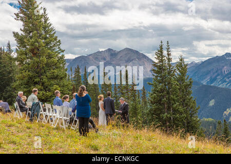 Mariage sur haut de Aspen Mountain à l'automne à Aspen dans les Montagnes Rocheuses du Colorado Banque D'Images