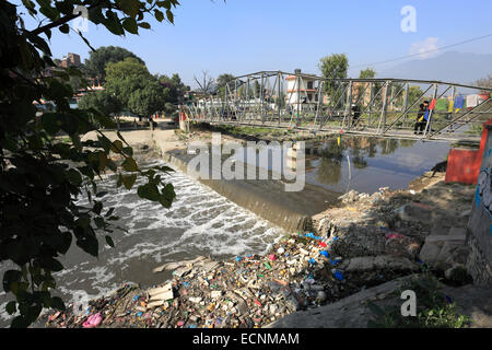 Image d'ordures dans la rivière Bishnumati, quartier de Thamel, Katmandou, Népal, Asie ville. Banque D'Images