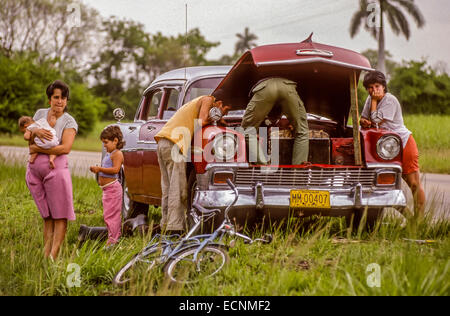 Playa Larga, Cuba 20 Avril, 1991. Famille cubaine attend pendant la réparation de voiture Chevy ventilées sur la route en milieu rural. Crédit : Rob Crandall/Alamy Live News Banque D'Images