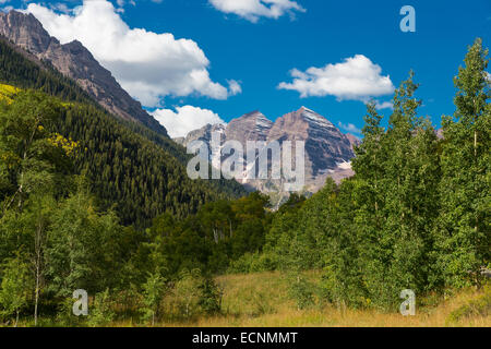 Maroon Bells montagnes dans les Rocheuses près de Aspen Colorado Banque D'Images