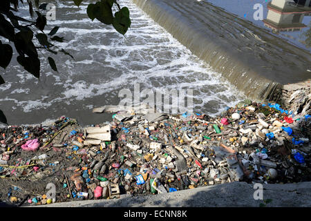 Image d'ordures dans la rivière Bishnumati, quartier de Thamel, Katmandou, Népal, Asie ville. Banque D'Images