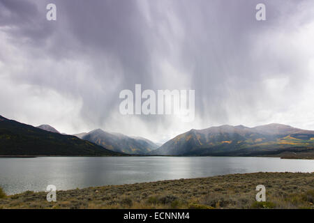 Tempête sur les lacs Twin le long de la Route 82 dans les Montagnes Rocheuses du Colorado Banque D'Images