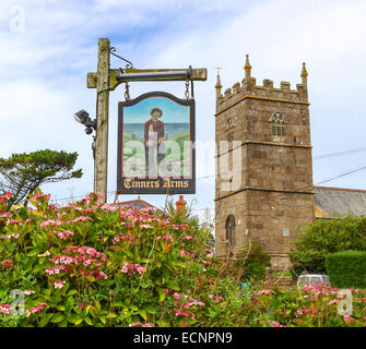 L'Tinners Arms enseigne de pub et l'église du village de Saint Senara à Zennor Cornwall West Country England UK Banque D'Images