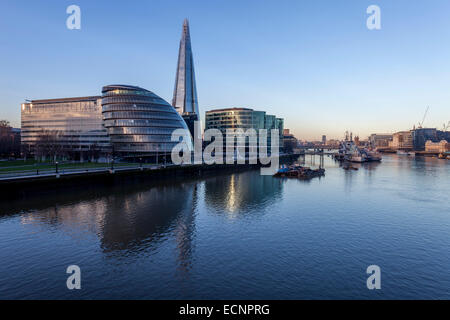 L'hôtel de ville, le Shard et Tamise, Londres, Angleterre Banque D'Images