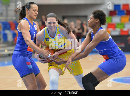 De gauche basse de nouage de Montpellier, Sonja Petrovicova du tchèque, Valeriane Ayayi de Montpellier lutte pour l'équipe féminine de basket-ball ball ligue européenne 7e tour d'un groupe de l'USK Prague vs Montpellier à Prague, en République tchèque, le 17 décembre 2014. (Photo/CTK Michal Dolezal) Banque D'Images