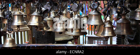 La prière des cloches, Khatesimbhu Nagha, Stupa, Bahal stupa bouddhiste et les drapeaux de prières, quartier de Thamel, Katmandou, Népal, Asie ville. Banque D'Images