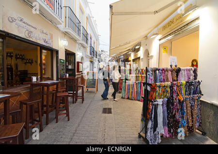 NERJA, Malaga, Espagne - 17 avril 2013 : Les gens se promener au coucher du soleil le long de la zone piétonne en plein de divertissements en Banque D'Images