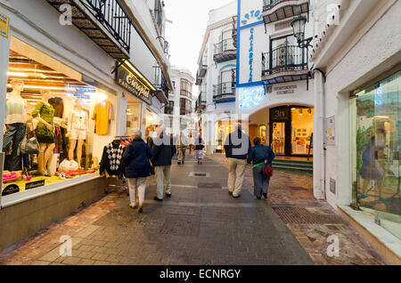 NERJA, Malaga, Espagne - 17 avril 2013 : Les gens se promener au coucher du soleil le long de la zone piétonne en plein de divertissements en Banque D'Images