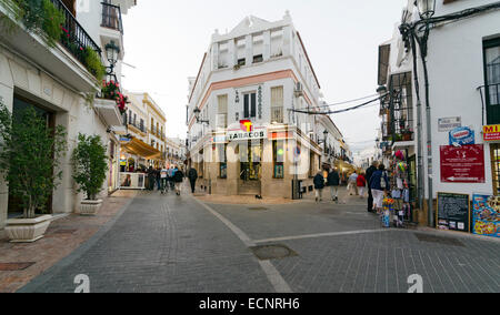 NERJA, Malaga, Espagne - 17 avril 2013 : Les gens se promener au coucher du soleil le long de la zone piétonne en plein de divertissements en Banque D'Images