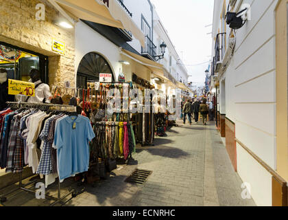 NERJA, Malaga, Espagne - 17 avril 2013 : Les gens se promener au coucher du soleil le long de la zone piétonne en plein de divertissements en Banque D'Images