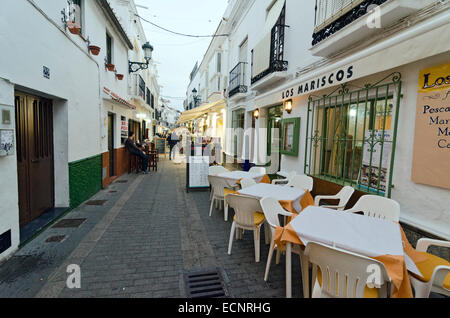 NERJA, Malaga, Espagne - 17 avril 2013 : Les gens se promener au coucher du soleil le long de la zone piétonne en plein de divertissements en Banque D'Images