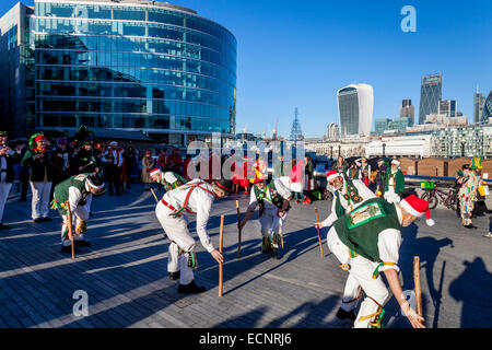 Le Bois du Nord Morris Men effectuer à l'extérieur de l'hôtel de ville, Londres, Angleterre Banque D'Images