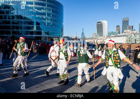 Le Bois du Nord Morris Men effectuer à l'extérieur de l'hôtel de ville, Londres, Angleterre Banque D'Images