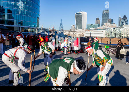 Le Bois du Nord Morris Men effectuer à l'extérieur de l'hôtel de ville, Londres, Angleterre Banque D'Images