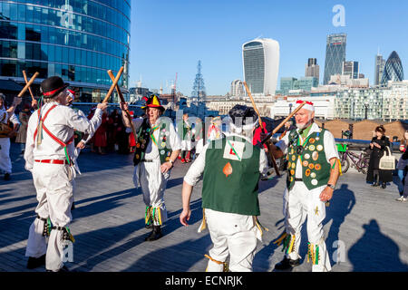 Le Bois du Nord Morris Men effectuer à l'extérieur de l'hôtel de ville, Londres, Angleterre Banque D'Images