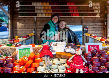 Les jeunes femmes la vente de fromage à la plus Marché de Noël à Londres, Londres, Angleterre Banque D'Images