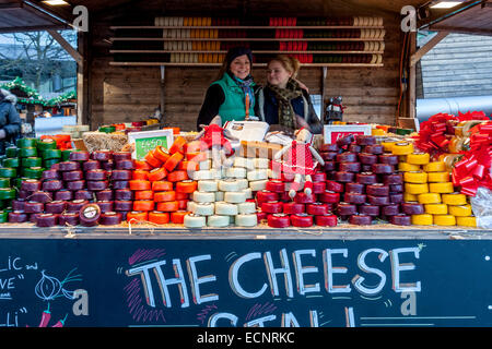 Les jeunes femmes la vente de fromage à la plus Marché de Noël à Londres, Londres, Angleterre Banque D'Images