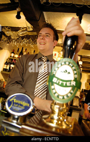 Pulling a pint dans la les bras du maçon, Cumbria, Royaume-Uni Banque D'Images