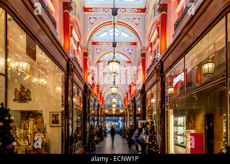 L'intérieur de la Royal Arcade off Old Bond Street, Londres, Angleterre Banque D'Images