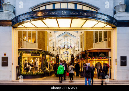 L'entrée de Burlington Arcade Off New Bond Street, Londres, Angleterre Banque D'Images