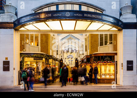 L'entrée de Burlington Arcade Off New Bond Street, Londres, Angleterre Banque D'Images