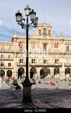 Salamanque, Espagne - 5 février 2013 : des gens assis sur la place principale. La Plaza Mayor de Salamanque, Espagne, est une place urbaine Banque D'Images