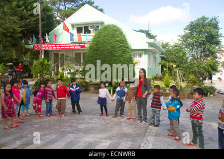 De jeunes étudiants à l'extérieur d'une école primaire de Da Lat, Viet Nam. Banque D'Images