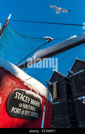 Bateau de pêche amarrés sur Hastings plage stade après une chute de neige. East Sussex. UK Banque D'Images