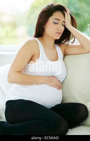 Femme enceinte avec un mal de tête Banque D'Images