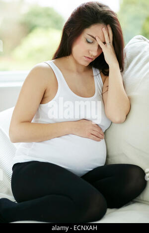 Femme enceinte avec un mal de tête Banque D'Images