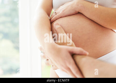 Close up of partner holding partenaires ventre Banque D'Images