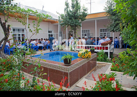 Famille et amis se sont réunis à l'Ouzbek fête de mariage au couple marié, à Samarkand, Ouzbékistan Banque D'Images