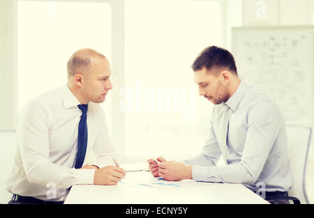 Deux serious businessman with papers in office Banque D'Images