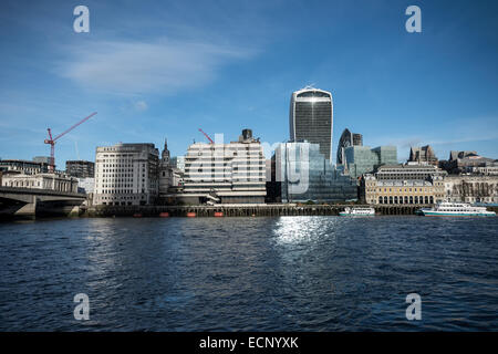 Londres, Royaume-Uni - 17 décembre 2014 : les rayons du soleil se reflètent sur la façade de 20 Fenchurch Street comme le fragment jette son ombre sur le Banque D'Images